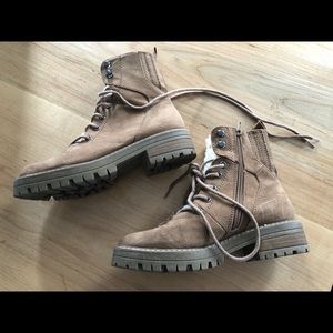 Universal thread boots. Women’s size 7.